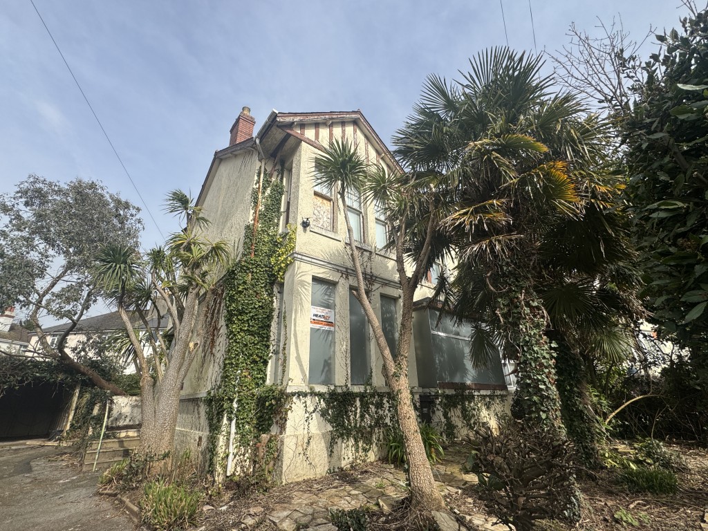 Lot: 40 - SEMI-DETACHED VICTORIAN HOUSE FOR IMPROVEMENT AND REPAIR - Front of the property